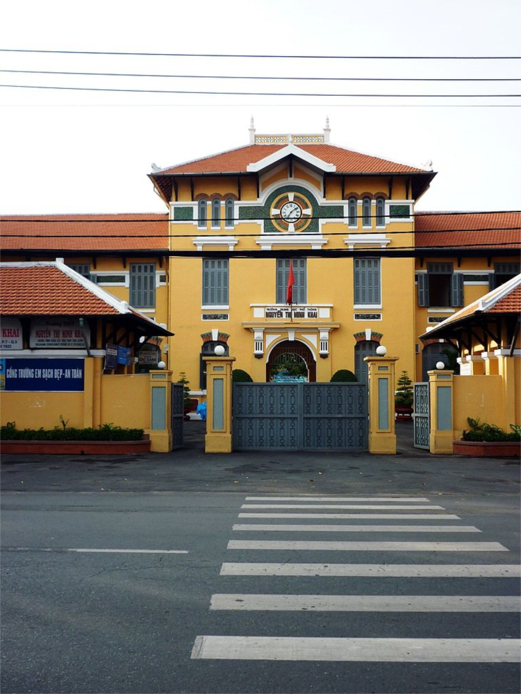 768px-Cổng_trường.JPG